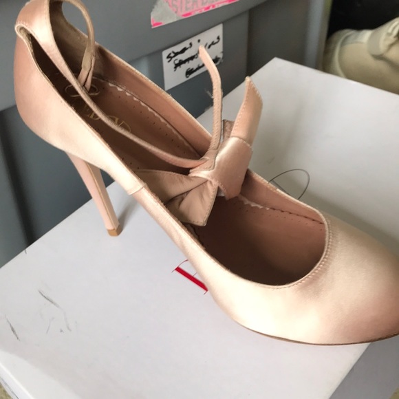 RED VALENTINO Pink Satin Heels w Bow Strap 39.5 - Picture 2 of 5
